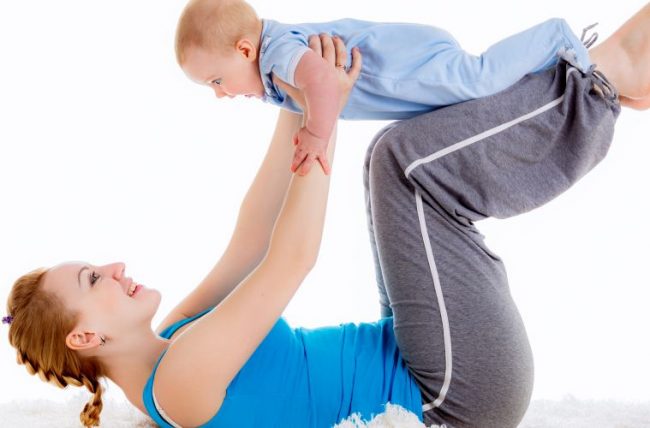postnatalphysioimage woman exercising with baby